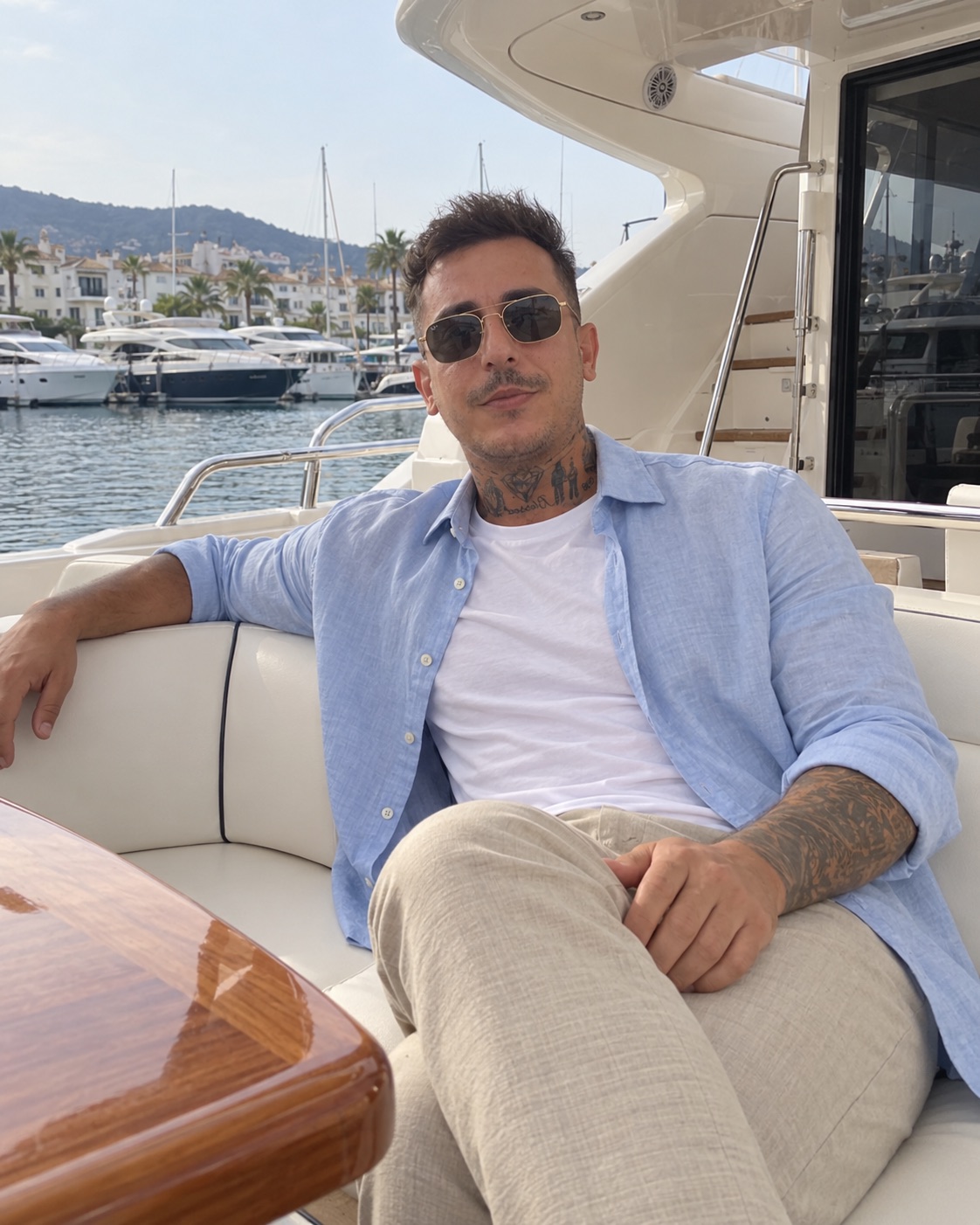 Ibrael sentado en la cubierta de un yate